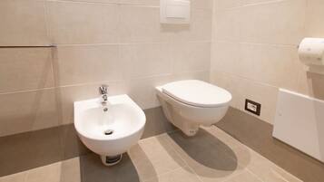 Doccia, bidet, asciugamani, shampoo