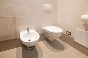 Dusche, Bidet, Handtücher, Shampoo