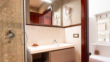 Doccia, bidet, asciugamani, shampoo