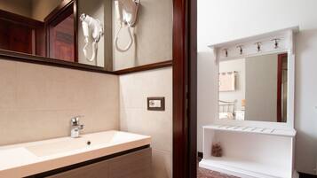 Doccia, bidet, asciugamani, shampoo