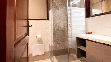 Doccia, bidet, asciugamani, shampoo