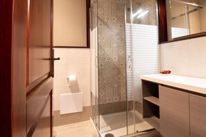 Bruser, bidet, håndklæder, Shampoo