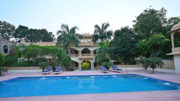 Kolam renang terbuka bermusim