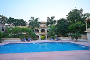 Piscina externa sazonal
