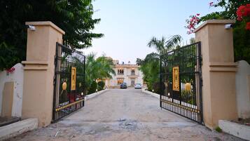 Pintu masuk hartanah