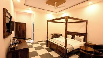 Maharaja | Minibar, desk, free WiFi, bed sheets