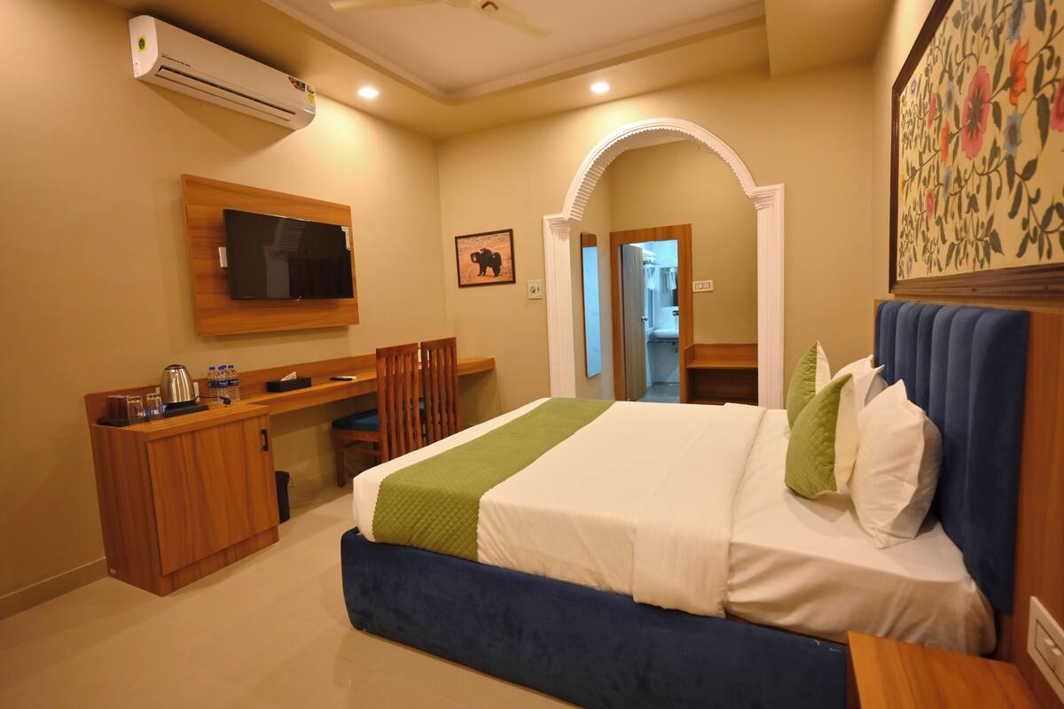 Noor | Minibar, desk, WiFi (free), bed sheets