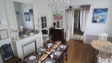 Tägliches kontinentales Frühstück (15 EUR pro Person)