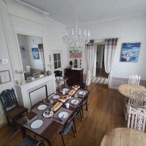 Daily continental breakfast (EUR 15 per person) - Le Relais des Saints Pères  (Auxerre)