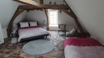 Familierom, byutsikt | Wi-fi (inkludert)