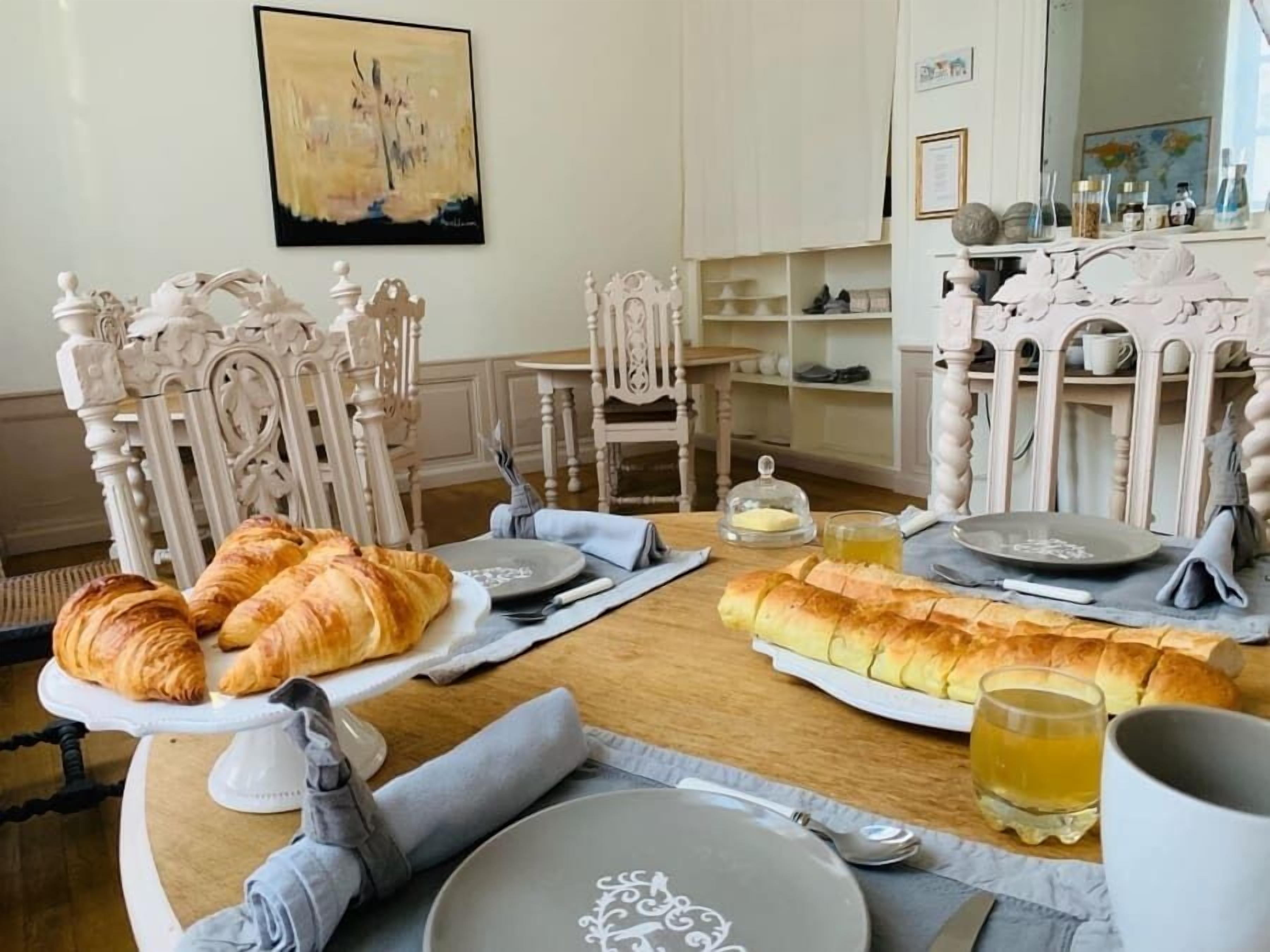 Desayuno continental diario (EUR 15 por persona)