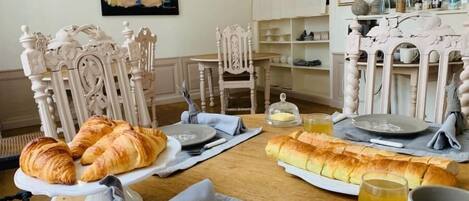 Daily continental breakfast (EUR 15 per person)