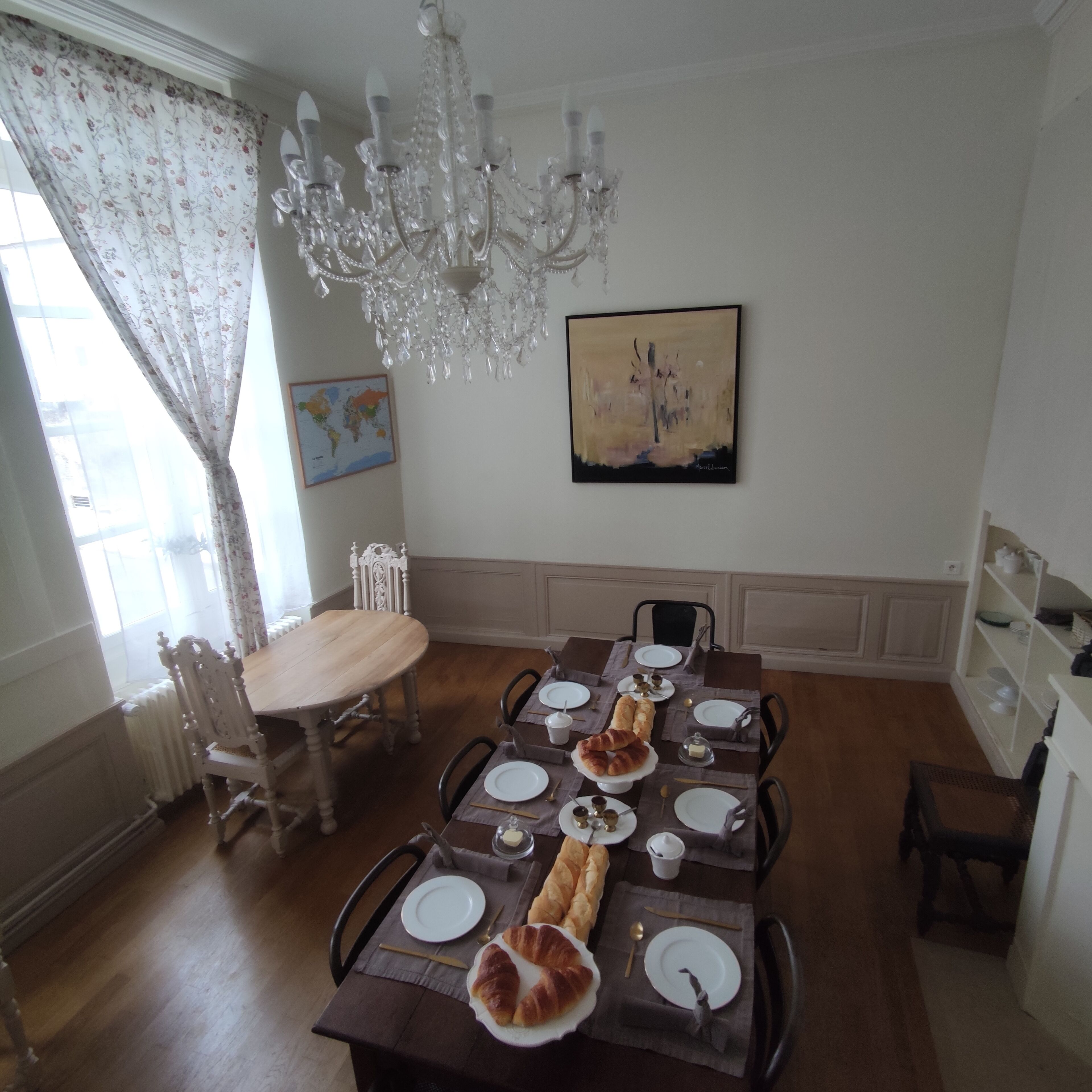 Tägliches kontinentales Frühstück (15 EUR pro Person)