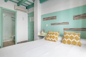 1 bedroom, WiFi, bed sheets - Room 'Hostal Santa Catalina 3' with Shared Terrace, Wi-Fi, and Air Conditioning (Conil de la Frontera)