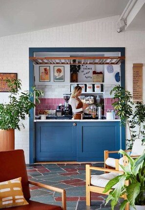 Dining - Minutes to Newport Mansions + On-Site Dining. Pool (Newport)