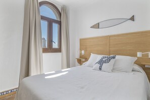 1 bedroom, WiFi, bed sheets - Room 'Hostal Santa Catalina 9' with Shared Terrace, Wi-Fi, and Air Conditioning (Conil de la Frontera)