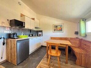 Frigorífico, microondas, placa de cocina y cafetera o tetera