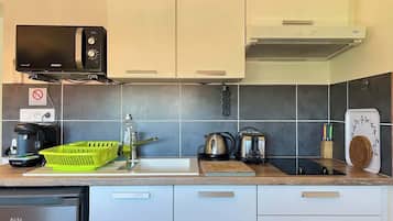 Frigorífico, microondas, placa de cocina y cafetera o tetera