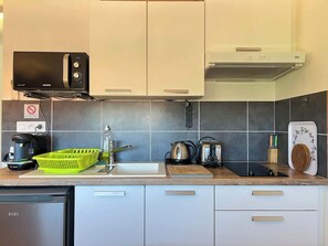 Frigorífico, microondas, placa de cocina y cafetera o tetera