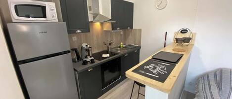 Réfrigérateur, micro-ondes, four, plaque de cuisson