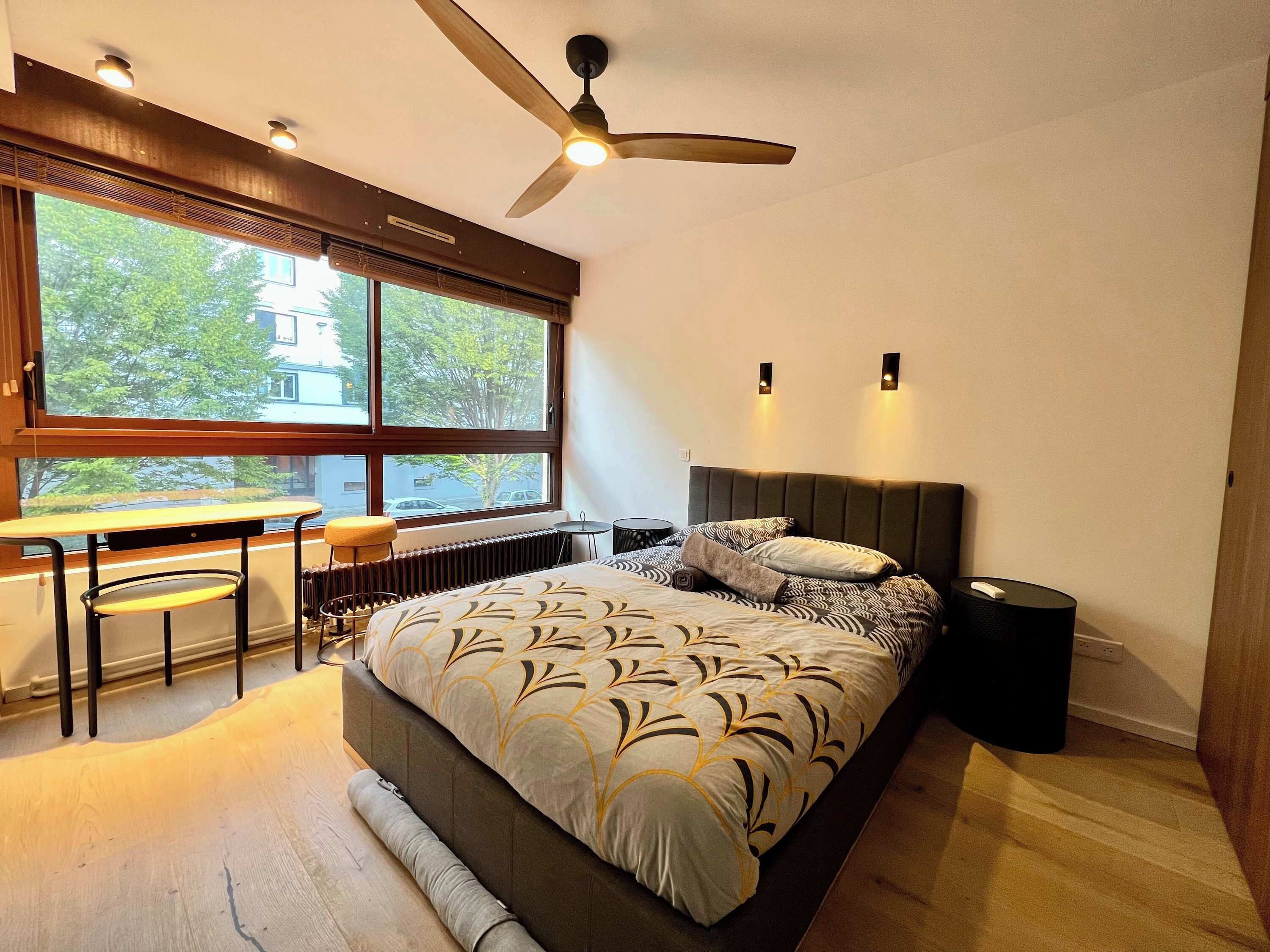 Escritorio, tabla de planchar con plancha, wifi y ropa de cama 