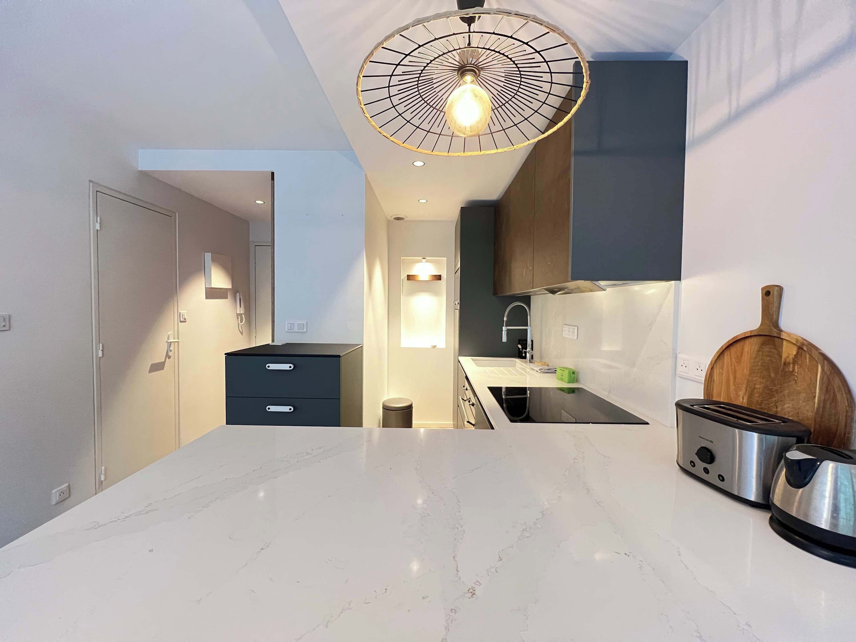 Kjøleskap, mikrobølgeovn, kokeplater og oppvaskmaskin