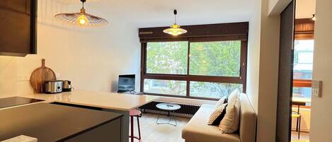 Una televisión, una oficina