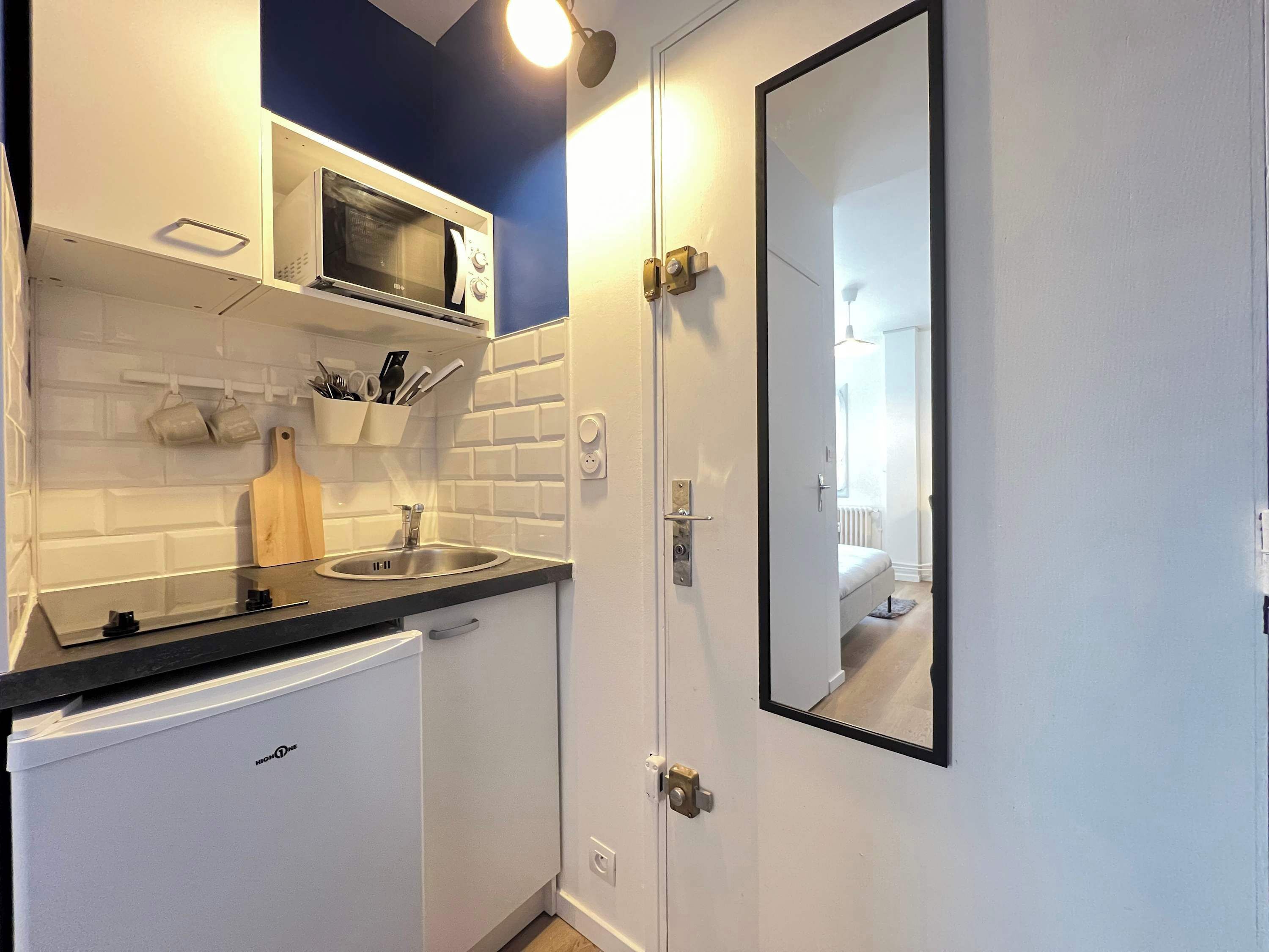 Frigorífico, microondas y placa de cocina