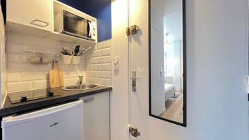 Een koelkast, een microgolfoven, een kookplaat