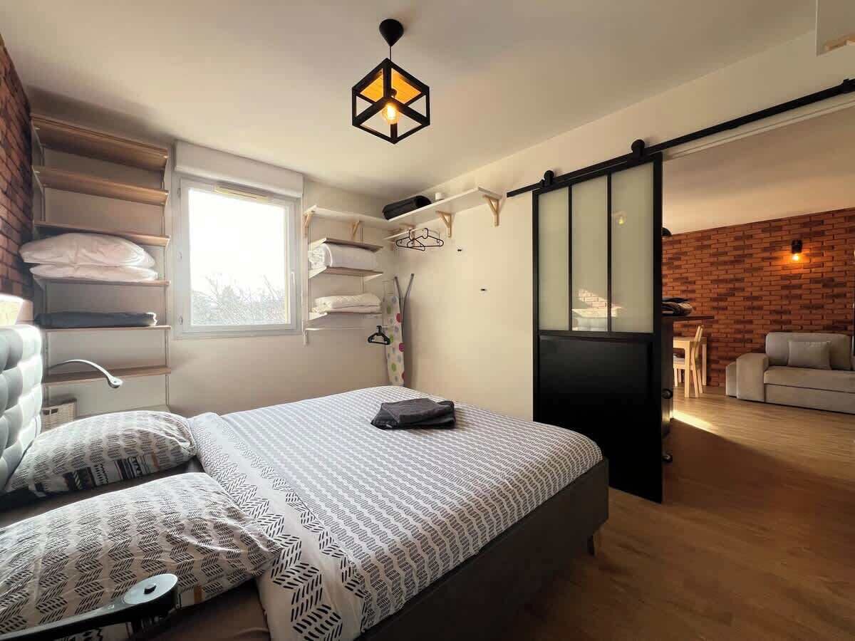 Desk, iron/ironing board, WiFi, bed sheets