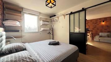 Desk, iron/ironing board, WiFi, bed sheets