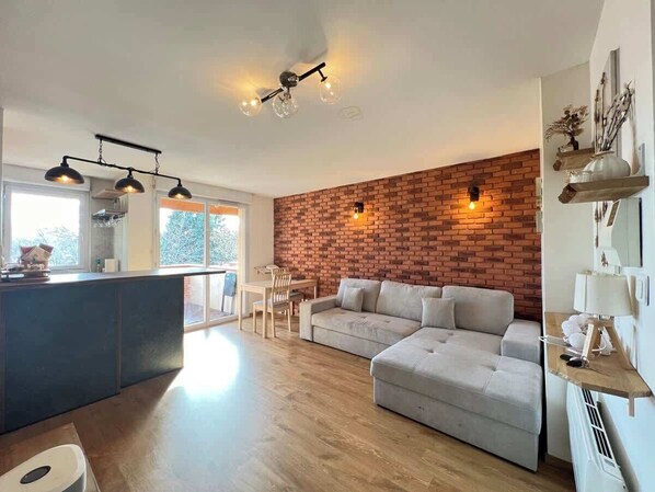 Televisio, stereot, työhuone