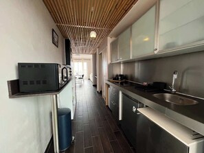 Fridge, microwave, stovetop, coffee/tea maker - Le Pyreneen - Moyenne duree - 2p - Proche Gare (Toulouse)