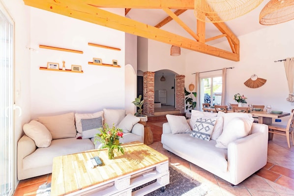 TV, fireplace, offices