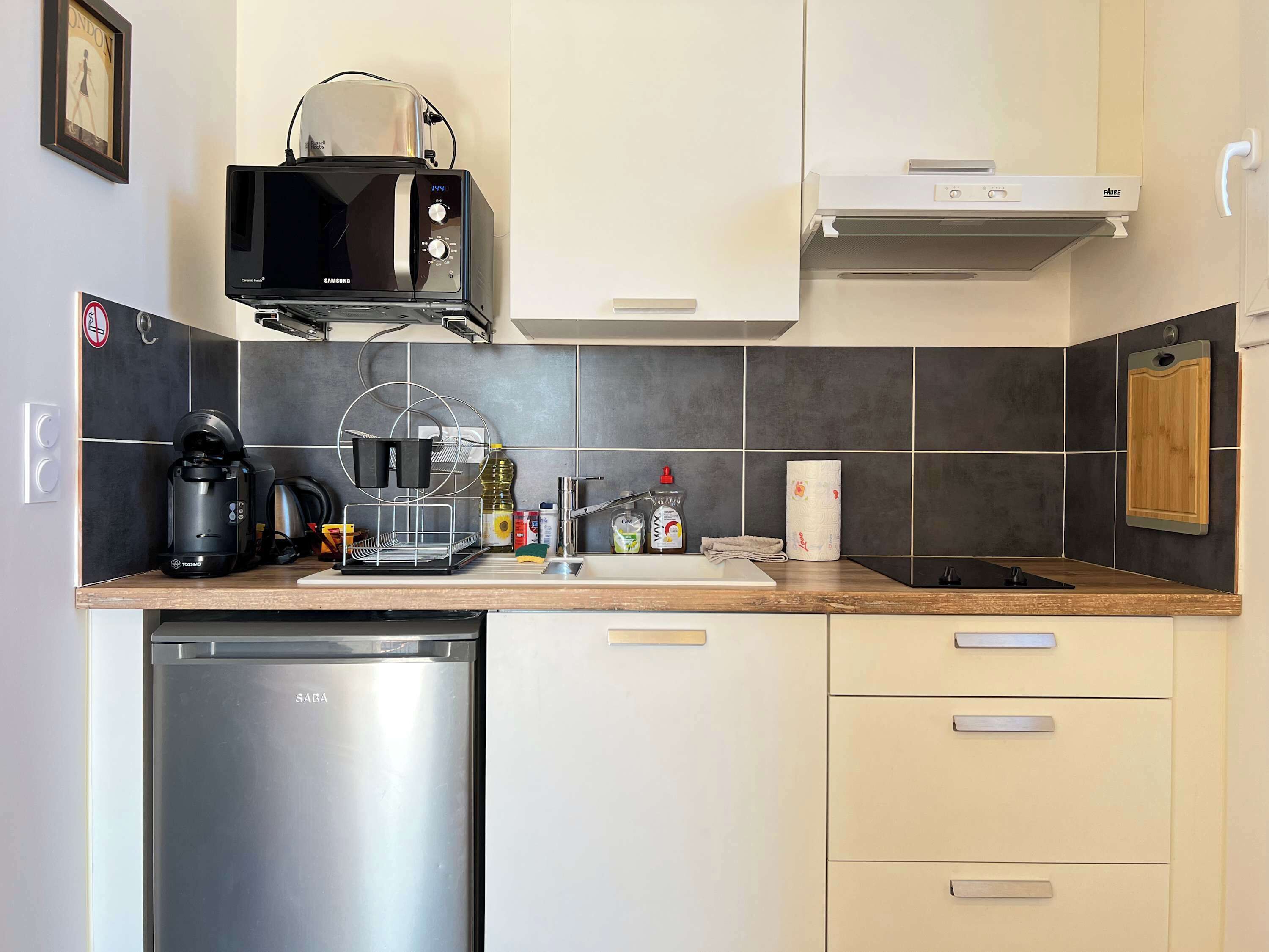 Réfrigérateur, four à micro-ondes, surface de cuisson, cafetière-théière