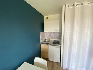 Réfrigérateur, micro-ondes, plaque de cuisson, cafetière/bouilloire