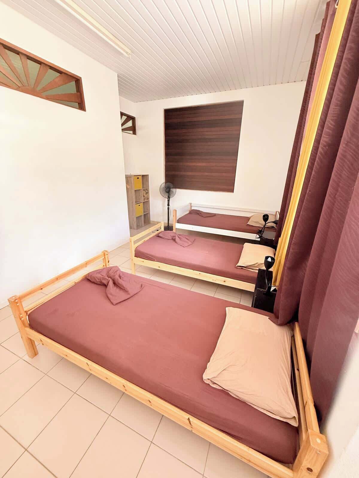 4 bedrooms, iron/ironing board, WiFi, bed sheets