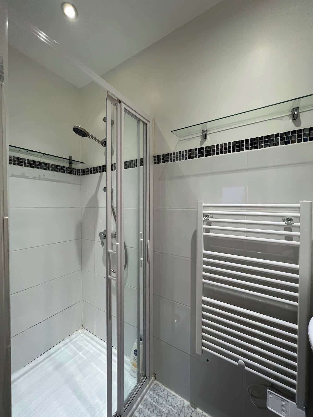 Een douche, handdoeken