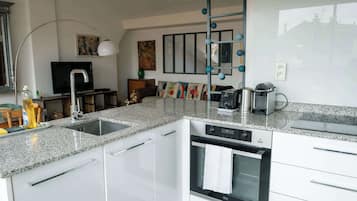 Réfrigérateur, micro-ondes, four, cafetiÚre/bouilloire