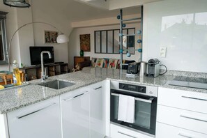 Réfrigérateur, micro-ondes, four, cafetière/bouilloire