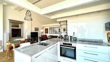 Réfrigérateur, micro-ondes, four, cafetiÚre/bouilloire