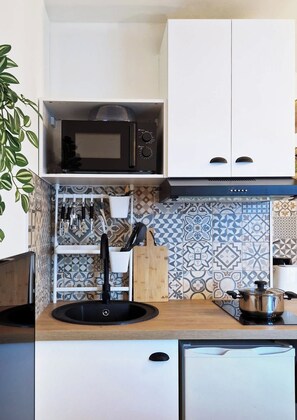 Kühlschrank, Mikrowelle, Wasserkocher mit Kaffee-/Teezubehör, Toaster