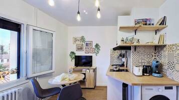 Réfrigérateur, micro-ondes, cafetiÚre/bouilloire, grille-pain