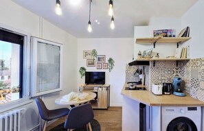 Réfrigérateur, micro-ondes, cafetière/bouilloire, grille-pain