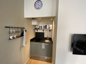 Réfrigérateur, micro-ondes, cafetière/bouilloire