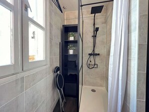 Een douche, een haardroger, handdoeken