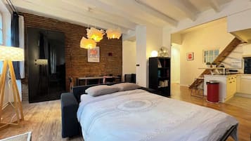 Desk, iron/ironing board, WiFi, bed sheets