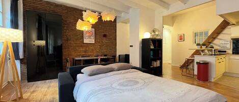 Skrivebord, strykejern/-brett, wi-fi og sengetøy