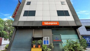 Een modern gebouw met een 'fabexpress' bord, een 'HOTEL' bord en een 'KOTEL' bord.
