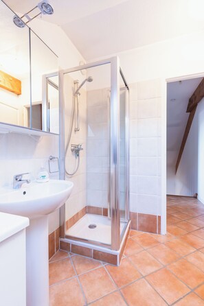 Hair dryer, bidet, towels, soap - Bright Chalet with mountain view terrace - duplex (La Salle-les-Alpes)